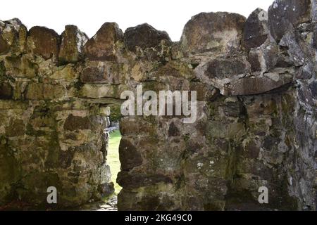 St Cybi's Holy Well, Llyn Peninsular, North Wales - Well Chamber che si affaccia attraverso l'ingresso Foto Stock