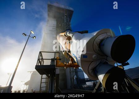 Veicolo di lancio Atlas V in stand. Alla base della forza spaziale di Vandenberg in California, le squadre sollevano il razzo dell'atlante V della United Launch Alliance per la National Oceanic and Atmospheric Administration e la missione Joint Polar satellite System-2 (JPSS-2) della NASA in una posizione verticale in preparazione al passaggio alla struttura di integrazione verticale (VIF) il 28 settembre 2022. Una volta che il JPSS-2, racchiuso all'interno della carenatura protettiva del carico utile, arriverà al VIF, sarà fissato alla sommità del razzo. JPSS-2 è il terzo satellite della serie Joint Polar satellite System che verrà utilizzato per acquisire i dati AN Foto Stock