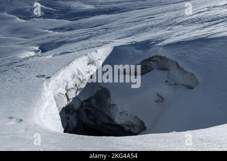 Crepe profonde sul ghiacciaio di Dachstein - montagne, Austria, Alpi Foto Stock