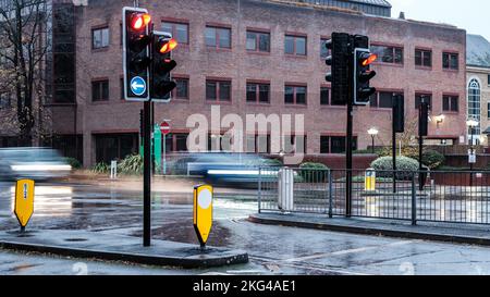 Epsom, Surrey, Londra UK, novembre 20 2022, Motor Car passando attraverso Road Junction semafori senza persone dare un'impressione di velocità e Mo Foto Stock