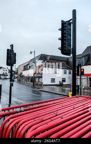 Epsom, Surrey, Londra UK, novembre 20 2022, Empty Town Centre High Street in Una giornata piovosa durante la crisi finanziaria economica Foto Stock