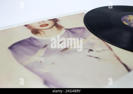 American cantante country Taylor Swift lascia il suo hotel indossando un  abito nero e crema cardigan Londra Inghilterra - 22.11.09 Foto stock - Alamy