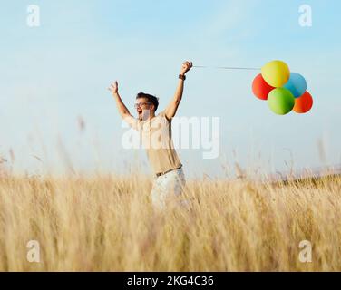 uomo estate divertimento lifestyle balloon all'aperto comunità campo gioia orgoglio lgbt eseguire cheerfu giocare felice libertà Foto Stock