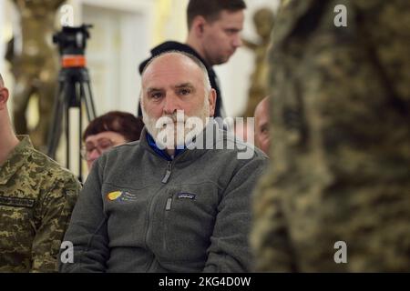 Kiev, Ucraina. 21st Nov 2022. Chef celebrità e fondatore del World Central Kitchen Jose Andres, durante una cerimonia presso la Sala Bianca degli Eroi nel Palazzo Mariyinsky, 21 novembre 2022 a Kyiv, Ucraina. Credit: Presidenza Ucraina/Ufficio stampa presidenziale Ucraina/Alamy Live News Foto Stock