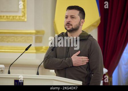 Kiev, Ucraina. 21st Nov 2022. Il presidente ucraino Volodymyr Zelenskyy, è l'inno nazionale durante una cerimonia che celebra la Giornata della dignità e della libertà nella Sala Bianca degli Eroi nel Palazzo Mariyinsky, 21 novembre 2022 a Kyiv, Ucraina. Credit: Presidenza Ucraina/Ufficio stampa presidenziale Ucraina/Alamy Live News Foto Stock