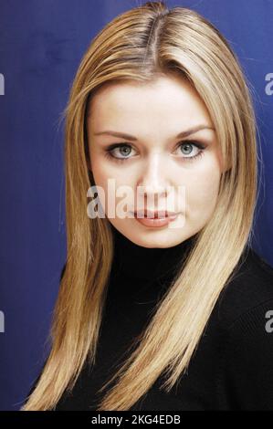 KATHERINE JENKINS, MOLTO GIOVANE, 2003: Cantante dell'Opera Katherine Jenkins all'Hilton Hotel di Cardiff, 15 ottobre 2003. Fotografia: ROB WATKINS. INFO: Katherine Jenkins è un mezzosoprano crossover classico gallese noto per la sua voce potente e le sue performance accattivanti. Salendo alla fama nei primi anni '2000, fonde opera, pop e musica tradizionale, ottenendo un ampio successo con album come Premiere e Living a Dream. Foto Stock