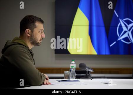Kiev, Ucraina. 21st Nov 2022. Il presidente ucraino Volodymyr Zelenskyy, fornisce le sue osservazioni via video link alla sessione annuale dell'Assemblea parlamentare della NATO dal Palazzo Mariyinsky, 21 novembre 2022 a Kyiv, Ucraina. Credit: Presidenza Ucraina/Ufficio stampa presidenziale Ucraina/Alamy Live News Foto Stock