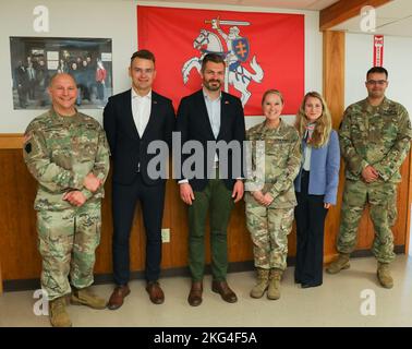 Vice Ministro della Difesa lituano, Sig. Margiris Abukevičius, suo consigliere, Sig. Tadas Sakunas, Sig.ra Monika Koroliovienė, Il consigliere della difesa, Ambasciata di Lituania, ha visitato la filiale della Guardia Paz. Cyber Defense, guidata dal maggiore Christine Pierce, ottobre 28 a Fort Indiantown Gap. Foto Stock