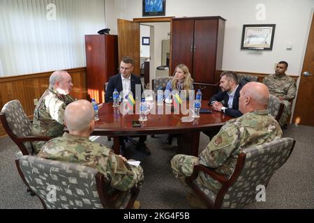 Vice Ministro della Difesa lituano, Sig. Margiris Abukevičius, suo consigliere, Sig. Tadas Sakunas, Sig.ra Monika Koroliovienė, Il consigliere della difesa, Ambasciata di Lituania, si è Unito a Brig. Gen. Michael Regan Jr., Vice-Adjutant Generale – Air, col. Donald o’Shell Jr., Direttore del personale, Pennsylvania Air National Guard, E il Maestro Capo Sgt Paul Frisco Jr., Capo comando dello Stato, Pennsylvania Air National Guard, si è riunito per discutere di pianificazione strategica, cyber difesa e aree di futura cooperazione ottobre 28 a Fort Indiantown Gap. Foto Stock