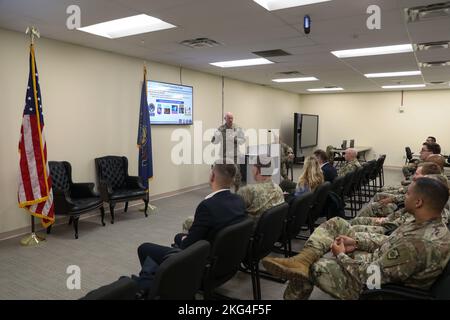 La Guardia Nazionale dell'aria della Pennsylvania, il col. Thomas Love, Comandante, 112th Cyberspace Operations Squadron, discute la pianificazione strategica, la cyber difesa e le aree di futura cooperazione con i leader del Ministero della Difesa lituano, l'Ambasciata di Lituania, E professionisti della difesa informatica della Guardia Nazionale della Pennsylvania durante una visita alla 111th Attack Wing presso la base della Guardia Nazionale aerea di Biddle a Horsham, Pennsylvania, ottobre 28. Il Vice Ministro della Difesa lituano, Sig. Margiris Abukevičius, e il suo consigliere, Sig. Tadas Sakunas, sono stati Uniti dalla Sig.ra Monika Koroliovienė, consigliere della Difesa, Embas Foto Stock