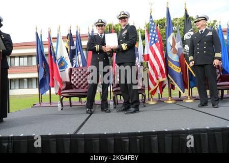 221028-N-UQ872-1001 PORT HUENEME, California (ott 28, 2022) Lt. CMdR. Paul Hill, laureato alla U.S. Naval Civil Engineer Corps Officers School (CECOS) Basic Class 273, si congratula con Rear ADM. Dean A. VanderLey, comandante del Naval Facilities Engineering Systems Command (NAVFAC) e 46th capo degli ingegneri civili, dopo la sua selezione come laureato d'onore. Hill ha anche ricevuto il prestigioso Commodore Hunt Commemorative Esprit de Corps Award. Foto Stock