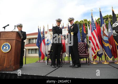 221028-N-UQ872-1004 PORT HUENEME, California (ott 28, 2022) Lt. j.g. Kevin Guo, laureato in Basic Class 273 presso la U.S. Naval Civil Engineer Corps Officers School (CECOS), si congratula con Rear ADM. Dean A. VanderLey, comandante del Naval Facilities Engineering Systems Command (NAVFAC) e capo 46th degli ingegneri civili, per la laurea al corso CECOS. Il corso di 15 settimane copre un'ampia gamma di argomenti, tra cui leadership, sviluppo professionale, lavori pubblici, tecnologia delle costruzioni, contratti, costruzione di spedizioni e operazioni di combattimento. Foto Stock