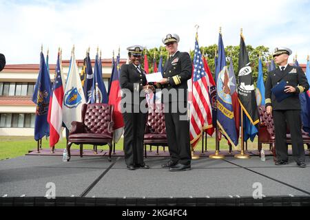 221028-N-UQ872-1002 PORT HUENEME, California (ott 28, 2022) la firma di Gafayat Moradeyo, laureata in Basic Class 273 della U.S. Naval Civil Engineer Corps Officers School (CECOS), è stata congratulata dalla Rear ADM. VanderLey, comandante del Naval Facilities Engineering Systems Command (NAVFAC) e 46th capo degli ingegneri civili, per aver conseguito il diploma di laurea in CECOS. Il corso di 15 settimane copre un'ampia gamma di argomenti, tra cui leadership, sviluppo professionale, lavori pubblici, tecnologia delle costruzioni, contratti, costruzione di spedizioni e operazioni di combattimento. Foto Stock