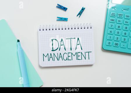 Scrittura visualizzazione testo Gestione dati. Discipline di approccio aziendale relative alla gestione dei dati come risorsa preziosa Foto Stock