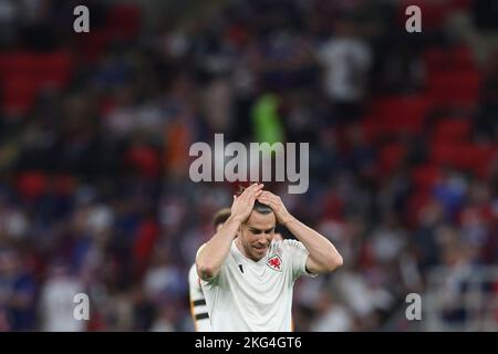 Al Rayyan, Qatar. 21st Nov 2022. Gareth Bale of Wales reagisce prima della partita di Gruppo B tra Stati Uniti e Galles alla Coppa del mondo FIFA 2022 allo stadio Ahmad Bin Ali di al Rayyan, Qatar, 21 novembre 2022. Credit: Pan Yulong/Xinhua/Alamy Live News Foto Stock