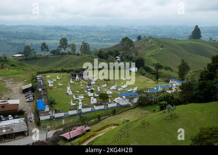 Filandia, Quindio, Colombia - Giugno 5 2022: Piccolo cimitero tra le montagne e le colture Foto Stock