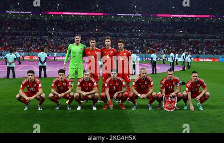 Al Rayyan, Qatar. 21st Nov 2022. Team gallese gruppo fila posteriore da sinistra Wayne Hennessey, Chris Mepham, Joe Rodon, Ethan Ampadu, prima fila da sinistra Daniel James, Harry Wilson, ben Davies, Neco Williams, Aaron Ramsey, Gareth Bale e Connor Roberts del Galles durante la partita di Coppa del mondo FIFA allo stadio al Rayyan, al Rayyan. Il credito per le immagini dovrebbe essere: David Klein/Sportimage Credit: Sportimage/Alamy Live News Foto Stock