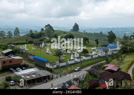 Filandia, Quindio, Colombia - Giugno 5 2022: Piccolo cimitero tra le montagne e le colture Foto Stock