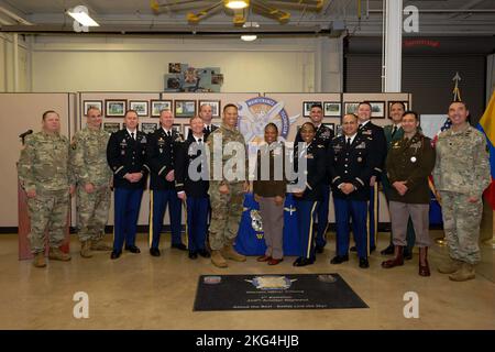 Dixon-carter, consulente senior del capo di stato maggiore dell'esercito, è in piedi con il col. Jacob Miller, Sgt. 5 Yolondria S. Michael Resmondo e Chief Warrant Officer 5 Don Chambers, 128th Aviation Brigade Command team dopo una cerimonia di laurea a Fort Eustis, Virginia, 28 ottobre 2022. (Foto dell'esercito degli Stati Uniti di staff Sgt. George Prince). Foto Stock