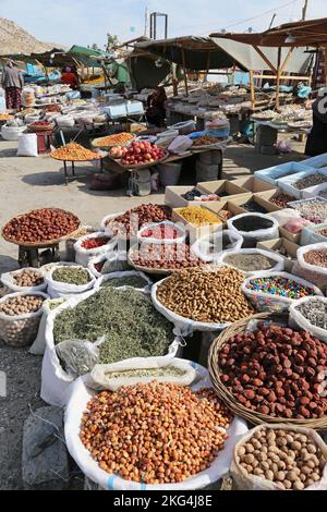 Mercato locale, Passo di Tahtakaracha, catena montuosa di Zarafshon, montagne di Pamir Alay, Provincia di Samarcanda, Uzbekistan, Asia centrale Foto Stock