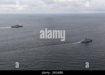 221028-O-NR876-811 SOUTH CHINA SEA (OTT 28, 2022) la nave litoranea da combattimento USS Charleston (LCS 18) e la nave di pattuglia offshore di classe Darussalam della Royal Brunei Navy KDB Daruttaqwa (09) navigano insieme mentre sono in corso per l'esercizio cooperazione a galla Readiness and Training (KARAT) Brunei 2022 nel Mar Cinese Meridionale, ottobre 28. KARAT Brunei 2022 evidenzia il 28th° anniversario di KARAT tra alleati e partner come un modo per dimostrare l'impegno a lungo termine per rafforzare le relazioni in tutto il Sud e Sud-Est asiatico e per evidenziare l'impegno della Marina degli Stati Uniti per la Key Association of Southeast Foto Stock