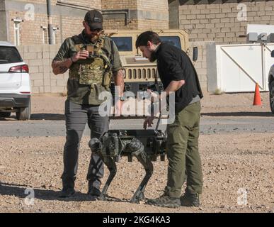 Un partner del settore Project Convergence 22 controlla un robot fantasma Vision 60 durante Project Convergence 22 a Fort Irwin, California, il 28 ottobre 2022. La sperimentazione sulla convergenza dei progetti 22 incorpora tecnologie e concetti di tutti i servizi e di partner multinazionali, anche nei settori dell'autonomia, della realtà aumentata, delle comunicazioni tattiche, della produzione avanzata, dei sistemi aerei senza equipaggio e degli incendi a lungo raggio. #ProjectConvergence,#ProjectConvergence2022,#PC22,#JointOperatio, Foto Stock