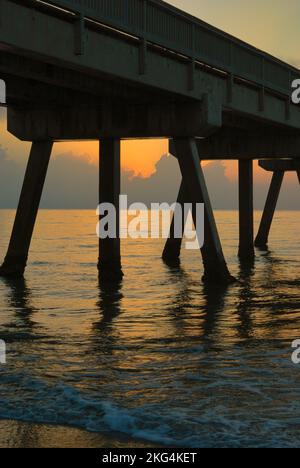 Uno scatto verticale del Molo di pesca internazionale sulla spiaggia di Deerfield al tramonto in Florida Foto Stock