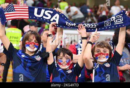 Al Rayyan, Qatar. 21st Nov 2022. I tifosi degli Stati Uniti si rallegrano prima della partita di gruppo B tra Stati Uniti e Galles alla Coppa del mondo FIFA 2022 allo stadio Ahmad Bin Ali di al Rayyan, Qatar, 21 novembre 2022. Credit: Li Jundong/Xinhua/Alamy Live News Foto Stock