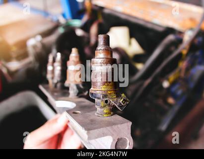 Primo piano dei vecchi iniettori di gas rotti dell'impianto di alimentazione a gas GPL di un'auto Foto Stock