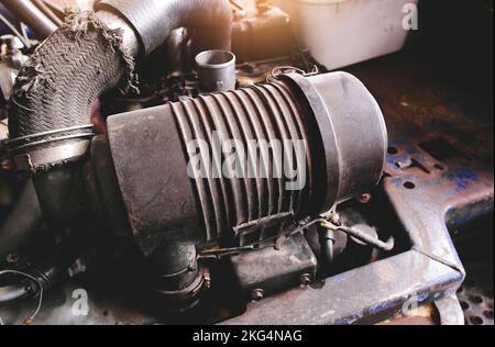 Scatola del filtro dell'aria del motore del carrello elevatore a forche in un vano motore. Foto Stock