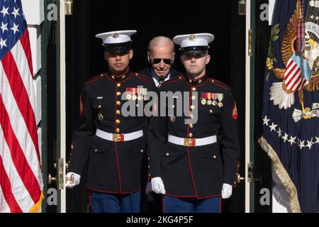 Washington DC, Stati Uniti. 21st Nov 2022. Il presidente degli Stati Uniti Joe Biden arriva a perdonare la Turchia del Ringraziamento nazionale in una cerimonia alla Casa Bianca a Washington, DC lunedì 21 novembre 2022. Credit: Chris Kleponis/CNP /MediaPunch Credit: MediaPunch Inc/Alamy Live News Foto Stock