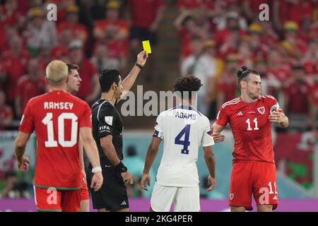 Doha, Qatar. 21st Nov 2022. AR Rayyan, Qatar. 21st Nov 2022. L'arbitro mostra il cartellino giallo a Gareth Bale of Wales durante la partita della Coppa del mondo del Qatar 2022, gruppo B, data 1, tra gli Stati Uniti e il Galles giocata allo Stadio al Rayyan il 21 novembre 2022 ad Ar-Rayyan, Qatar. (Foto di Bagu Blanco/PRESSINPHOTO) Credit: PRESSINPHOTO SPORTS AGENCY/Alamy Live News Foto Stock