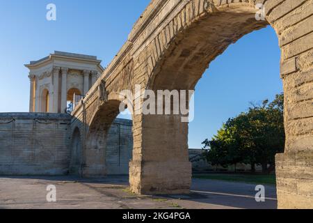 Estate mattina vista dell'acquedotto di St Clement aka Arceaux e la classica torre dell'acqua nel giardino Promenade du Peyrou, punto di riferimento di Montpellier, Francia Foto Stock