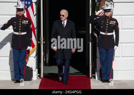 Washington DC, Stati Uniti. 21st Nov 2022. Il presidente degli Stati Uniti Joe Biden arriva a perdonare la Turchia del Ringraziamento nazionale in una cerimonia alla Casa Bianca a Washington, DC lunedì 21 novembre 2022. Credit: Chris Kleponis/CNP /MediaPunch Credit: MediaPunch Inc/Alamy Live News Foto Stock