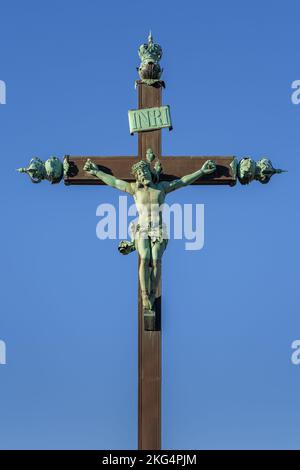 Antico monumento crocifisso, statua di bronzo di Gesù Cristo sulla Croce, isolato contro il cielo blu luminoso, Montpellier, Francia Foto Stock