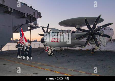 Una guardia di colore cerimoniale marcia nella baia hangar della prima portaerei della classe USS Gerald R. Ford (CVN 78) durante un ricevimento come parte della sua prima visita al porto internazionale, il 29 ottobre 2022. Il gruppo GRFCSG (Gerald R. Ford Carrier Strike Group) è schierato nell'Oceano Atlantico, conducendo formazione e operazioni insieme agli alleati e ai partner della NATO per migliorare l'integrazione per le operazioni future e dimostrare l'impegno della Marina statunitense verso una regione atlantica pacifica, stabile e priva di conflitti. Foto Stock