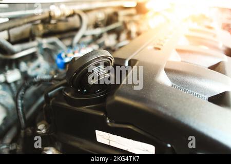 Tappo dell'olio motore del motore automobilistico su coperchio in plastica nel vano motore, concetto di manutenzione automatica Foto Stock