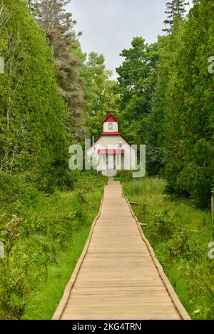 La storica Upper Range Light (faro) ti aiuterà a guidare la navigazione in barca al Ridges Sanctuary, Door County, Baileys Harbor, Wisconsin, USA Foto Stock