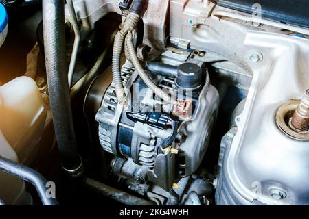 Alternatore o generatore per auto nel vano motore della vettura Foto Stock