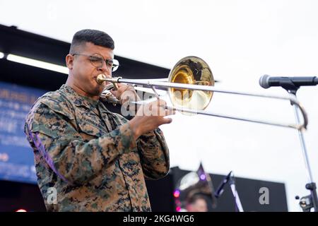 U.S. Marine Corps CPL. Jownel Rivera, musicista con la III Marine Expeditionary Force Band, si esibisce per i partecipanti durante il Fuji Friendship Festival presso il Combined Arms Training Center Camp Fuji, Shizuoka, Giappone, 29 ottobre 2022. I partecipanti al festival sono stati in grado di visualizzare esposizioni statiche, ascoltare spettacoli dal vivo e interagire con il personale militare statunitense e della forza di autodifesa di terra giapponese. Il Fuji Friendship Festival è uno dei molti eventi Marine Corps Installations Pacific organizza in tutto il Pacifico per rafforzare l'alleanza Giappone-Stati Uniti e mostrare le capacità del corpo dei Marine per ospitare la nazione resi Foto Stock