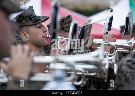 Corpo marino statunitense Lance CPL. Josue Villegas, musicista con la III Marine Expeditionary Force Band, si esibisce per i partecipanti durante il Fuji Friendship Festival presso il Combined Arms Training Center Camp Fuji, Shizuoka, Giappone, 29 ottobre 2022. I partecipanti al festival sono stati in grado di visualizzare esposizioni statiche, ascoltare spettacoli dal vivo e interagire con il personale militare statunitense e della forza di autodifesa di terra giapponese. Il Fuji Friendship Festival è uno dei molti eventi Marine Corps Installations Pacific organizza in tutto il Pacifico per rafforzare l'alleanza Giappone-Stati Uniti e mostrare le capacità del corpo dei Marine di ospitare nati Foto Stock