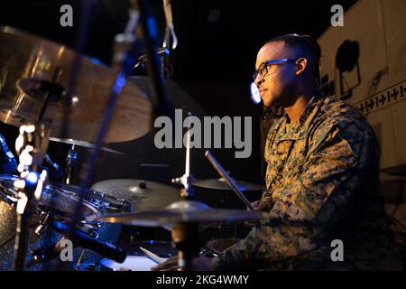 U.S. Marine Corps CPL. Tavian Antoine, un musicista con la III Marine Expeditionary Force Band, si esibisce per i partecipanti durante il Fuji Friendship Festival presso il Combined Arms Training Center Camp Fuji, Shizuoka, Giappone, 29 ottobre 2022. I partecipanti al festival sono stati in grado di visualizzare esposizioni statiche, ascoltare spettacoli dal vivo e interagire con il personale militare statunitense e della forza di autodifesa di terra giapponese. Il Fuji Friendship Festival è uno dei molti eventi Marine Corps Installations Pacific organizza in tutto il Pacifico per rafforzare l'alleanza Giappone-Stati Uniti e mostrare le capacità del corpo dei Marine per ospitare la nazione res Foto Stock