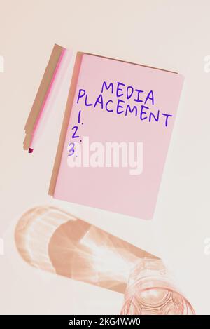 Scrittura visualizzazione testo posizionamento supporti. Parola per il metodo di inserimento del messaggio pubblicitario utilizzando i media Foto Stock