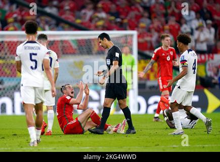 Gareth Bale del Galles reagisce come l'arbitro Abdulrahman al-Jassim gli parla dopo aver imbrattato Yunus Musah degli Stati Uniti durante la partita di Coppa del mondo FIFA Gruppo B allo stadio Ahmad Bin Ali, al-Rayyan. Data immagine: Lunedì 21 novembre 2022. Foto Stock