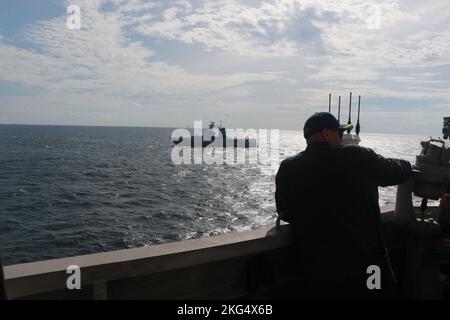 221029-O-NR876-755 SOUTH CHINA SEA (OTT 29, 2022) CMdR. Clay Beas, comandante della nave litoranea da combattimento variante-indipendente USS Charleston (LCS 18), sovrintende ad un approccio di rifornimento in mare con la Royal Brunei Navy Darussalam-classe nave di pattuglia offshore KDB Daruttaqwa (09) durante l'esercitazione Cooperation afloat Readiness and Training (KARAT) Brunei 2022 nel Mare della Cina del Sud, ottobre 29. KARAT Brunei 2022 sottolinea il 28th° anniversario di KARAT tra alleati e partner come un modo per dimostrare l'impegno a lungo termine per rafforzare le relazioni in tutto il Sud e Sud-Est asiatico e per Foto Stock