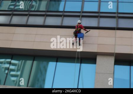 Detergente per vetri f=g in DIFC Dubai UAE Foto Stock