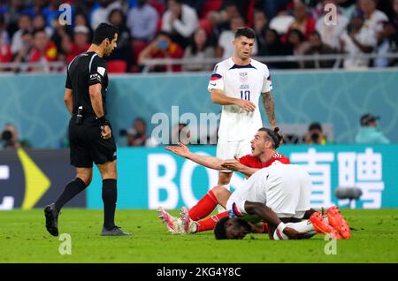 L'arbitro Abdulrahman al-Jassim parla con Gareth Bale del Galles dopo un fallo contro Yunus Musah degli Stati Uniti durante la partita di Coppa del mondo FIFA Gruppo B allo stadio Ahmad Bin Ali, al-Rayyan. Data immagine: Lunedì 21 novembre 2022. Foto Stock