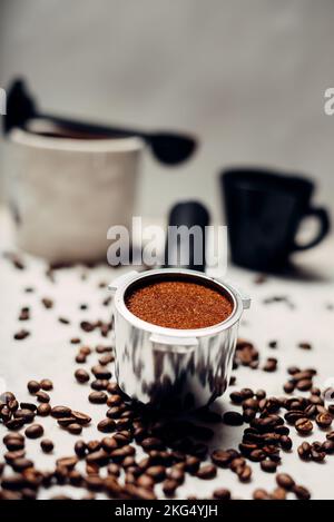 Portafiltro per preparare il caffè. Caffè macinato con chicchi di caffè. Foto Stock