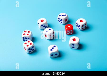 Dadi di gioco con spazio copia su sfondo blu. Concetto per giochi, giochi da tavolo, presentazioni, banner o Web. Vista dall'alto. Primo piano. Foto Stock