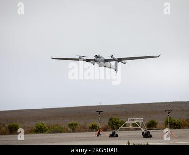 A Jump 20 Group 3 Unmanned Aerial System decollo il 13 ottobre 2022, a San Clemente Island, California, durante la sperimentazione di Project Convergence 22. Nel corso del PC22, tutti i servizi militari degli Stati Uniti, così come i partner multinazionali, stanno sperimentando un supporto distribuito su lunghe distanze in un ambiente marittimo. Foto Stock